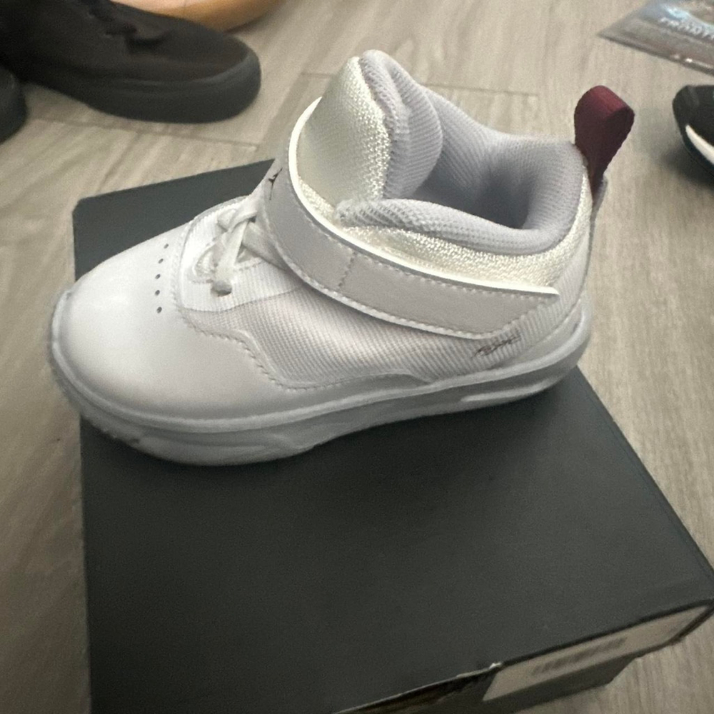Size 7c new with box toddlers white sneakers, toddler shoes, new in box, kids fo